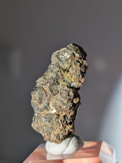 Irisierender Pyrit auf Limonit