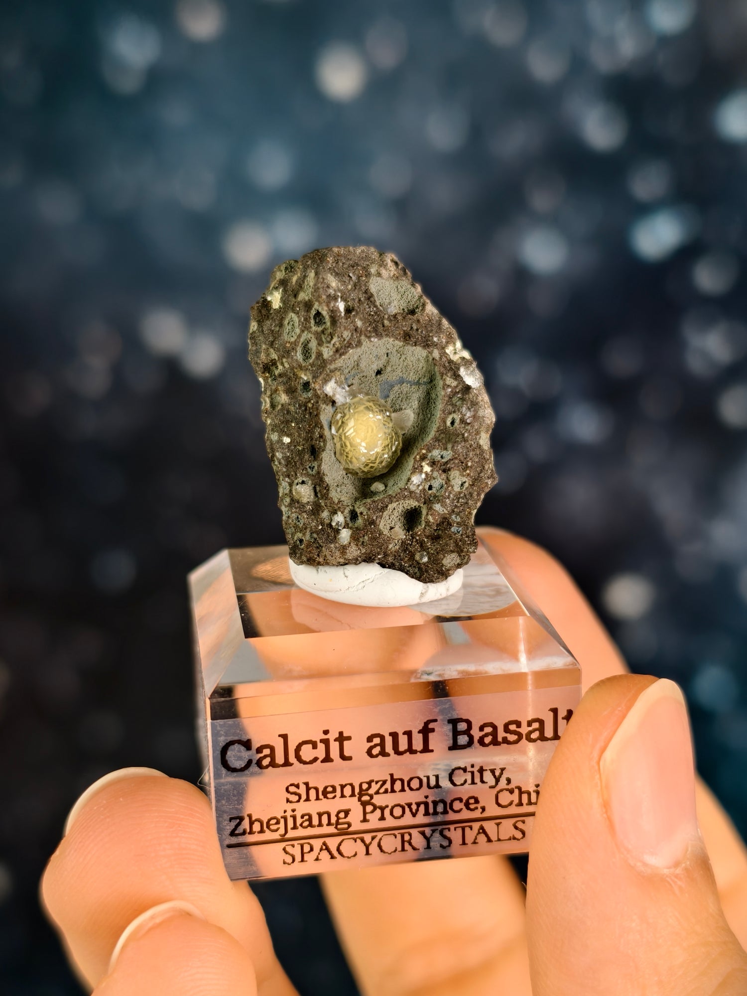 Botryoidaler Calcit auf Basalt - Neuer Fund (klein)