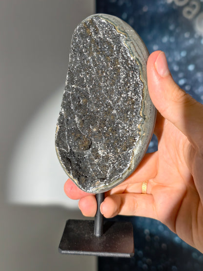 Schwarzer funkelnder Amethyst auf Ständer 🌌