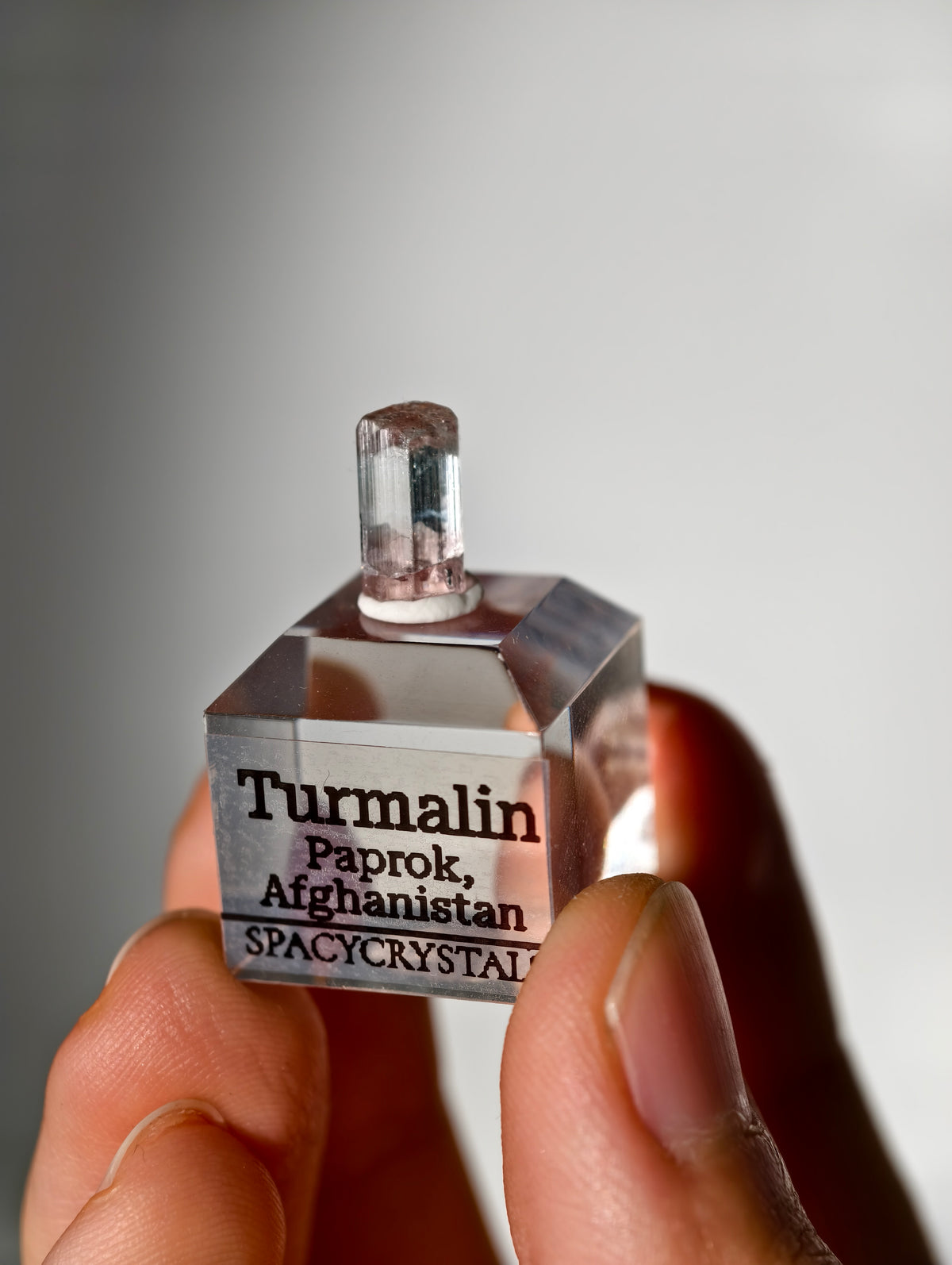 Pinker Turmalin auf Podest