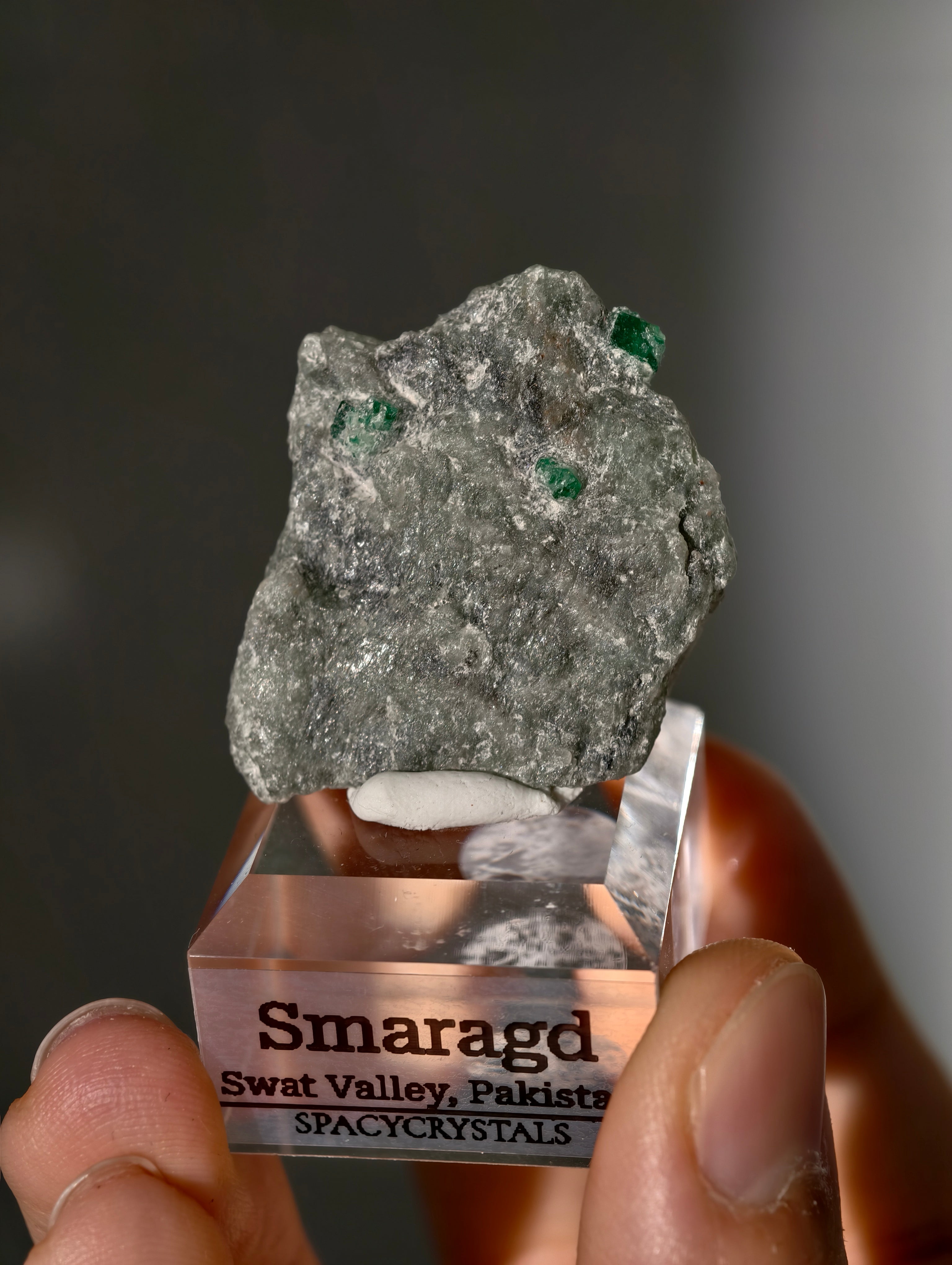 Grüner Smaragd in Matrix