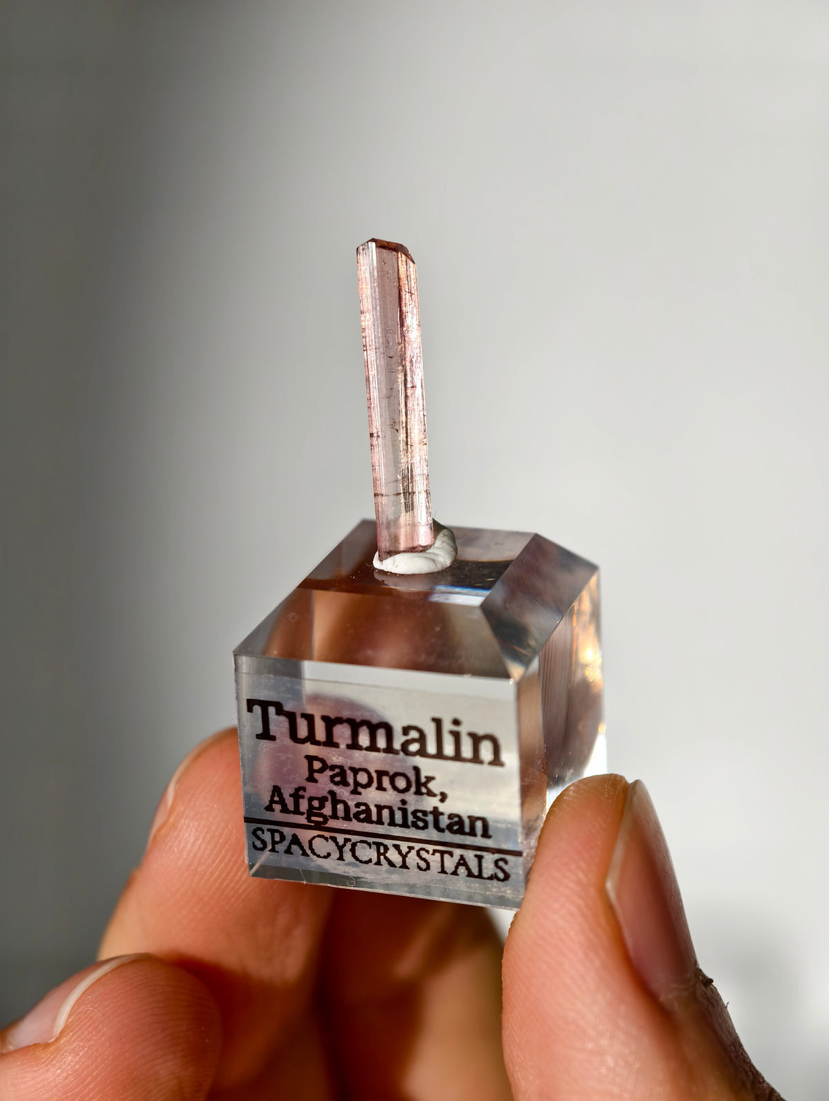 Pinker Turmalin auf Podest