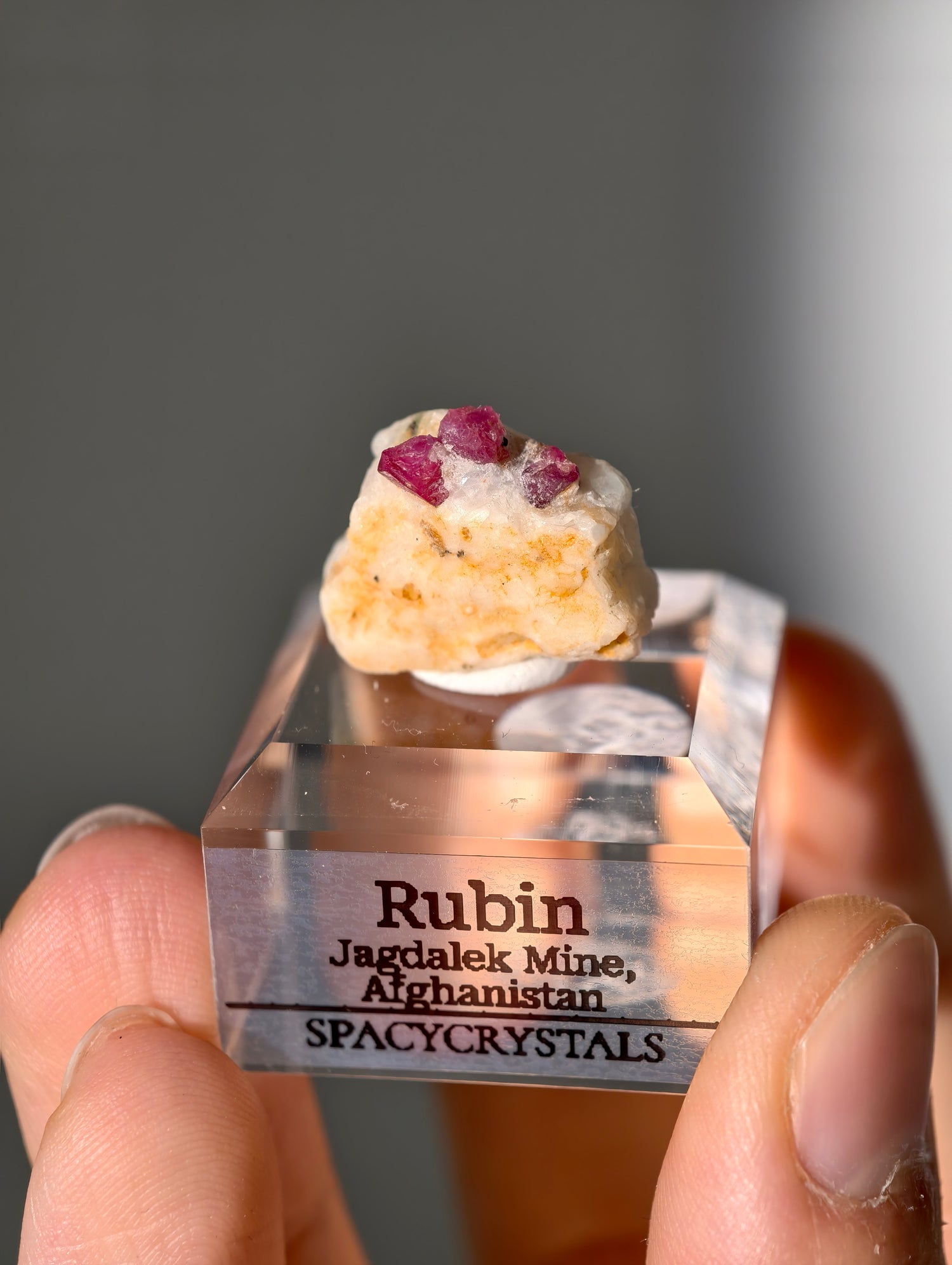 Pinker Rubin in Marmor