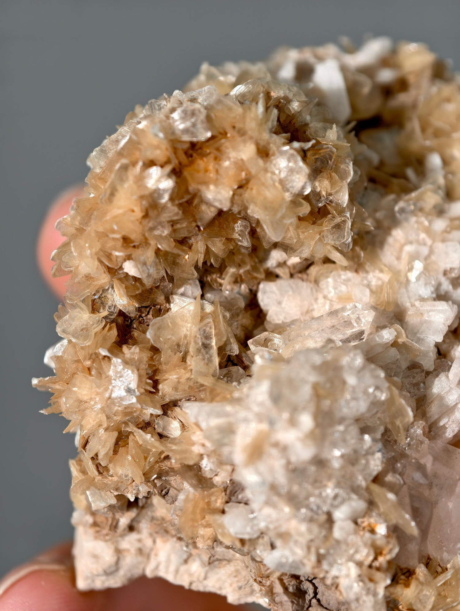 Goldgelbe Muskovit Stufe mit Bergkristall aus Brasilien