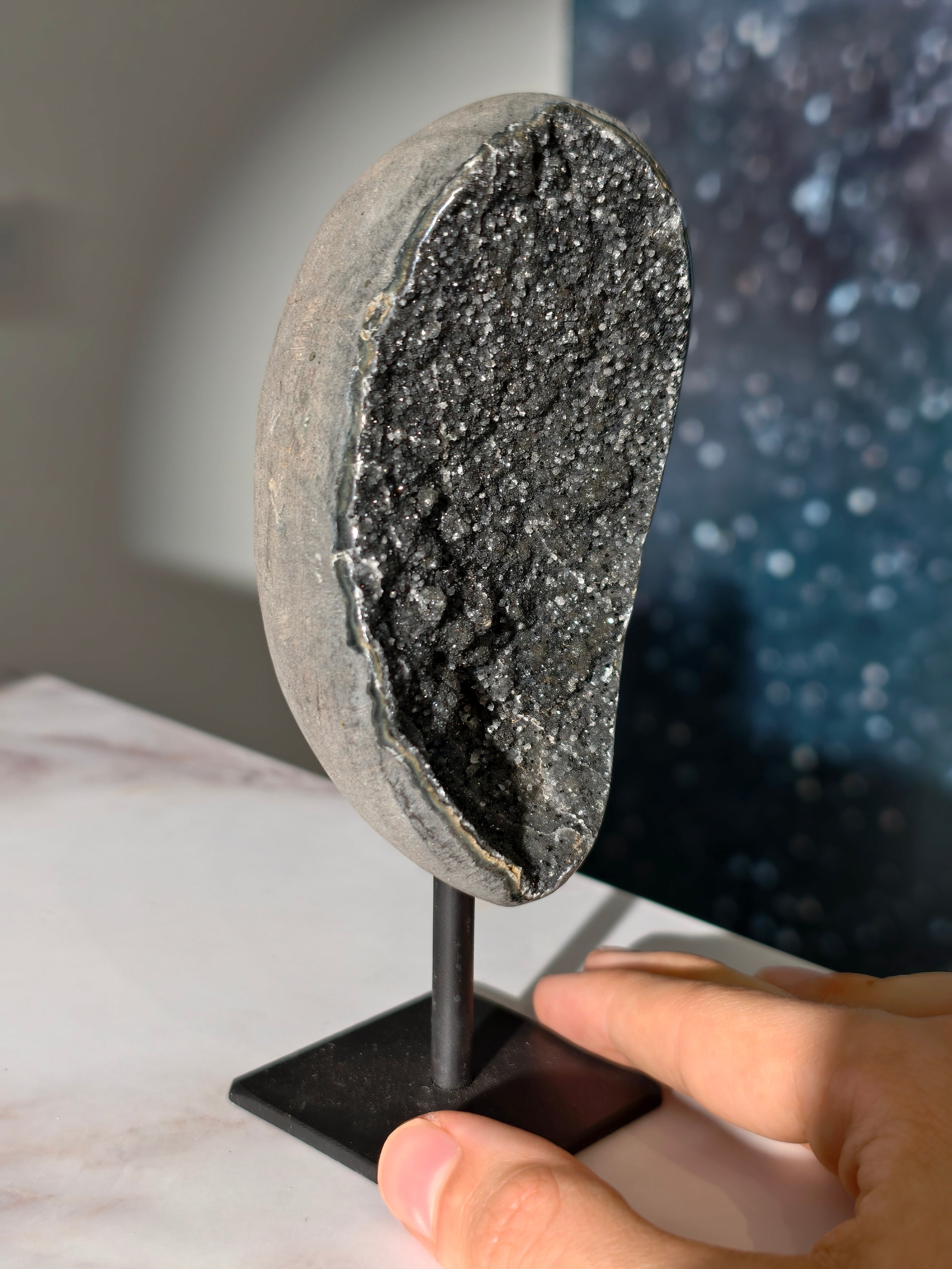 Schwarzer funkelnder Amethyst auf Ständer 🌌