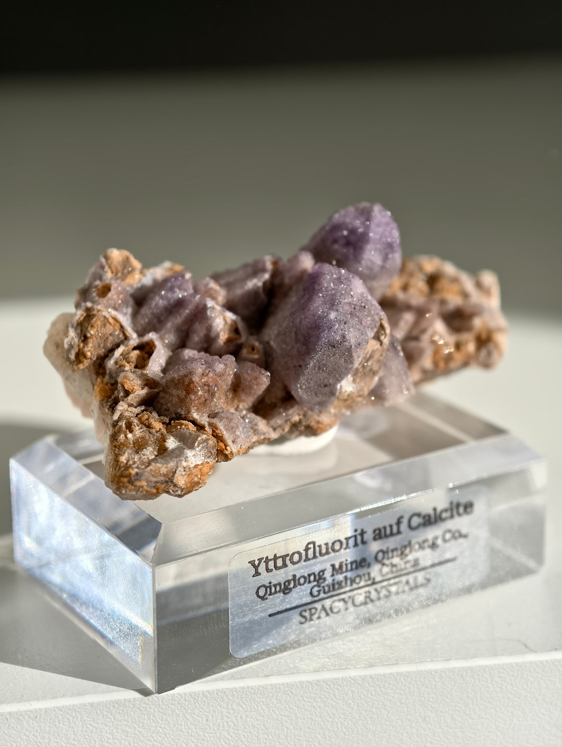 Lila Yttriumfluorit auf Dogtooth Calcit