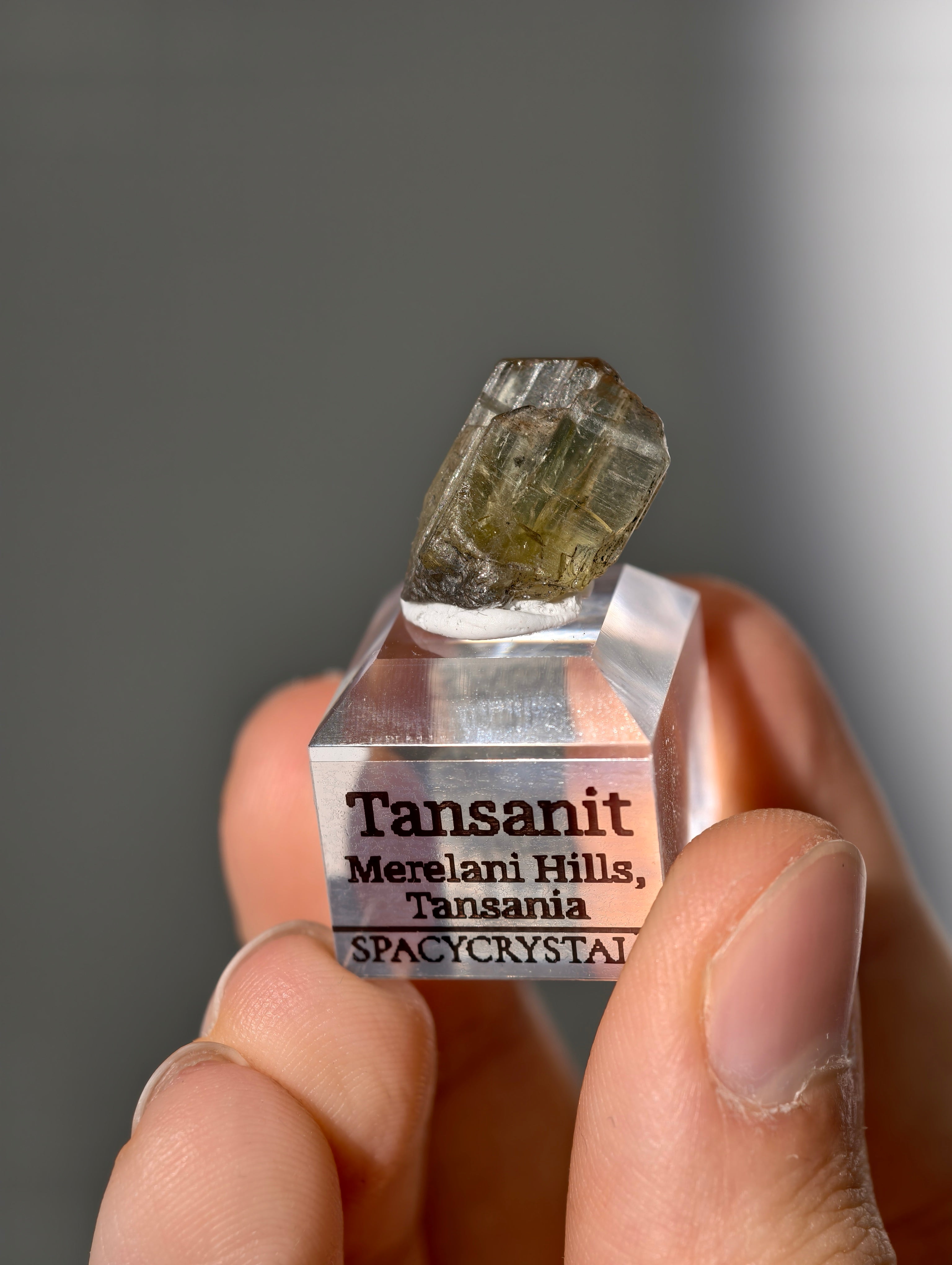 Gelber Tansanit Kristall auf Podest (nicht erhitzt!)