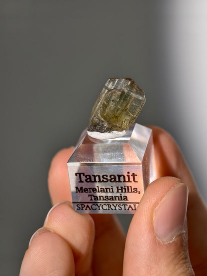 Gelber Tansanit Kristall auf Podest (nicht erhitzt!)