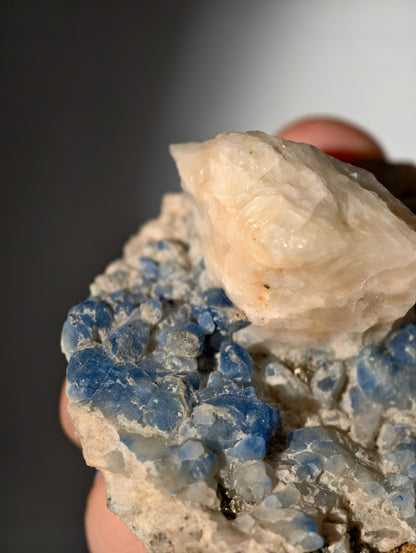 UV Aktive Afghanit Stufe auf Marmor