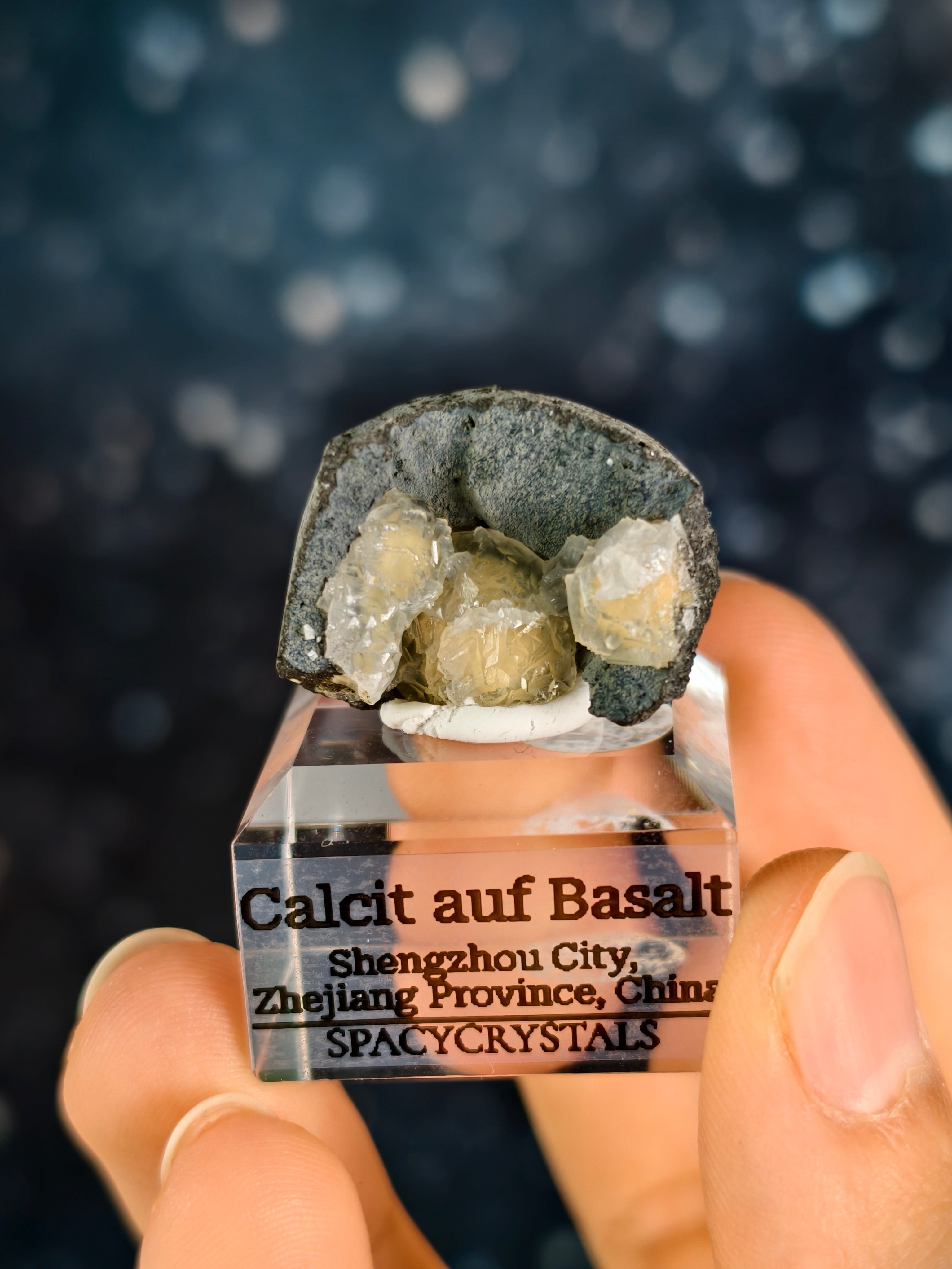 Botryoidaler Calcit auf Basalt - Neuer Fund (klein)