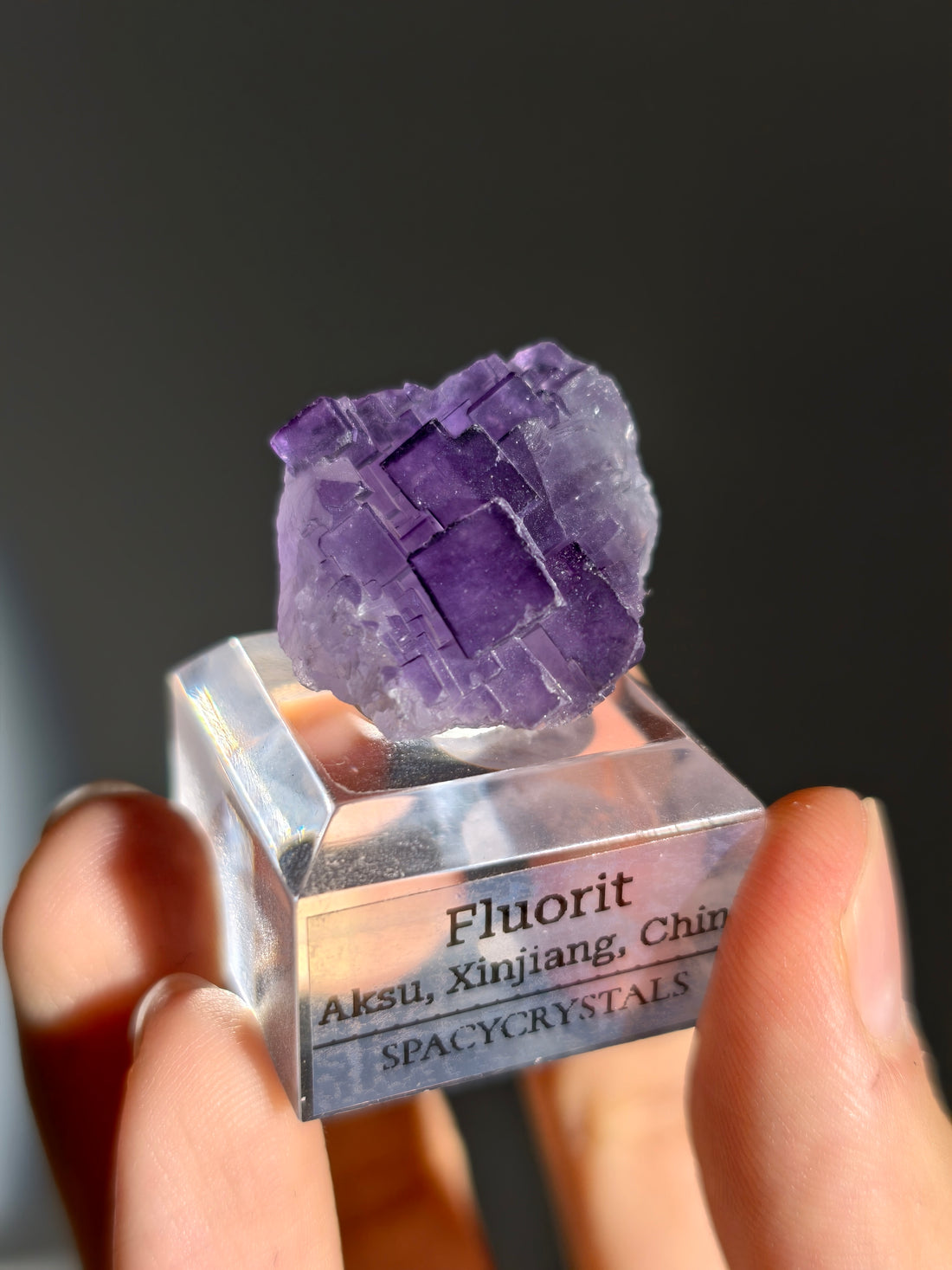 Stufiger lila Fluorit auf Podest aus Aksu