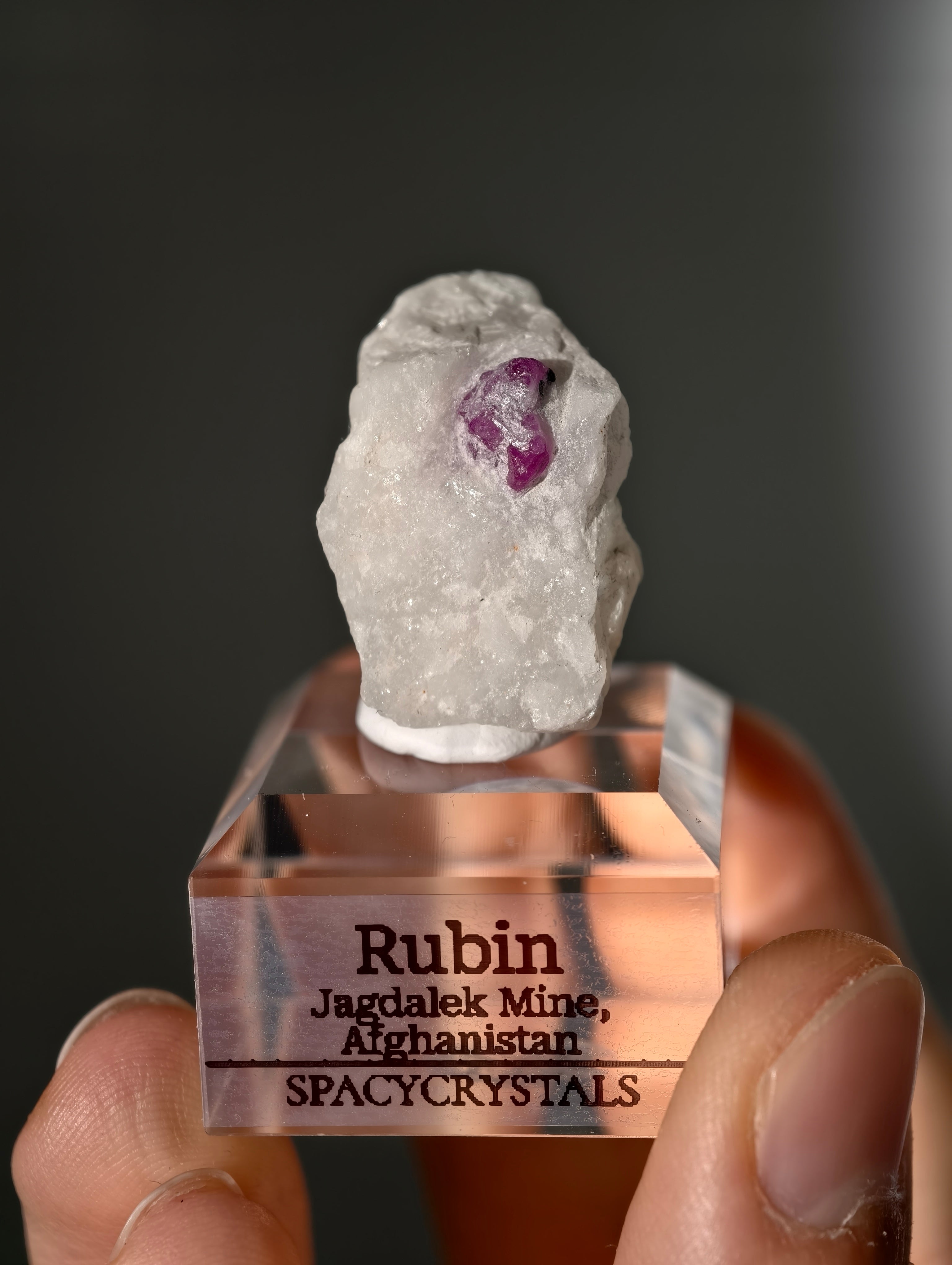 Pinker Rubin in Marmor
