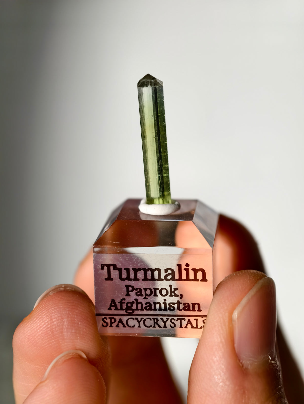 Grüner Turmalin auf Podest
